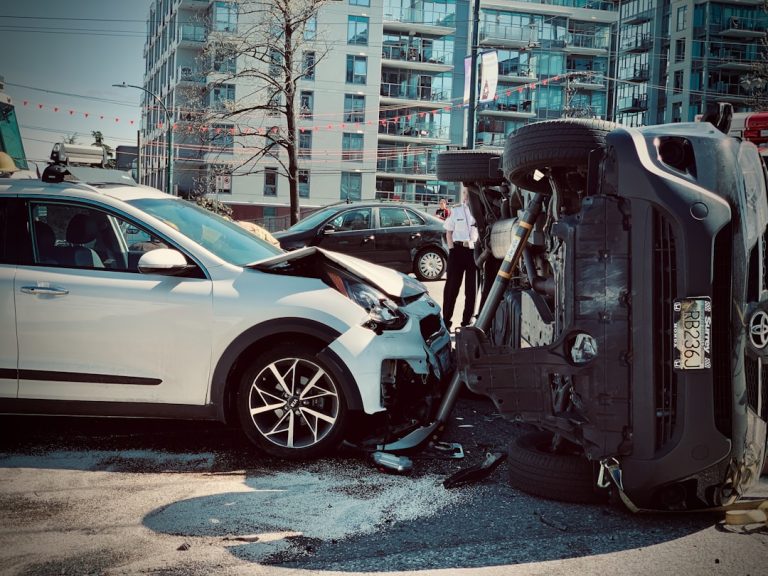 Vehículo involucrado en un accidente de tránsito con daños visibles