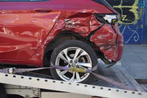 Vehículo dañado después de un accidente de tránsito para ilustrar una reclamación al seguro