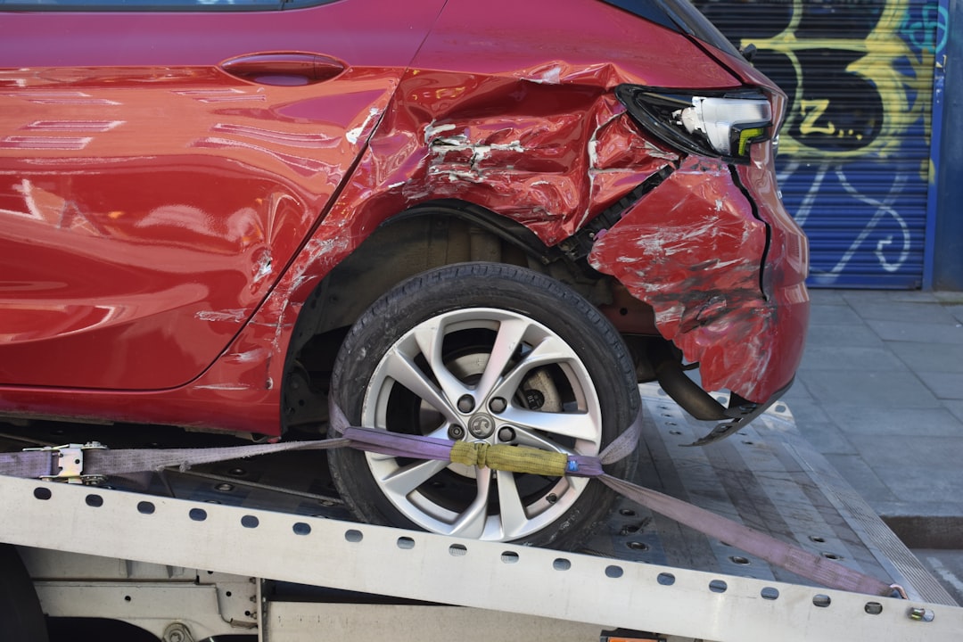 Vehículo dañado después de un accidente de tránsito para ilustrar una reclamación al seguro