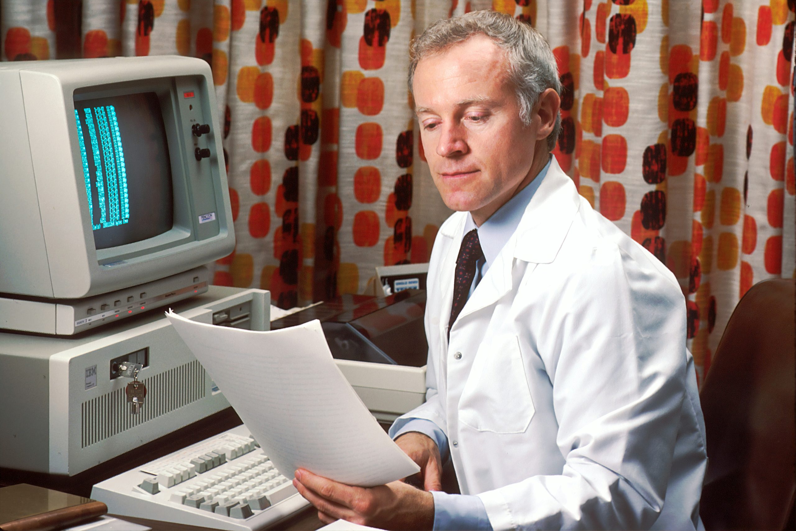 Hombre adulto consultando información de salud sobre testosterona después de los 40 años